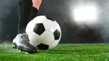 Futbolcunun topa vuruşunun süper yavaş çekimi. Yüksek hızlı sinema kamerası, 1000fps.