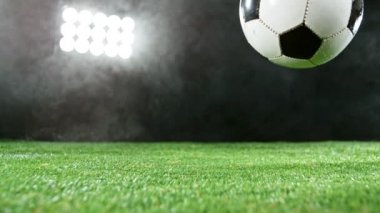 Futbolcunun topa vuruşunun süper yavaş çekimi. Yüksek hızlı sinema kamerası, 1000fps.