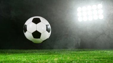 Çimlere düşen futbol topunun süper yavaş çekimi. Yüksek hızlı sinema kamerasıyla çekildi, 1000fps. Hız rampası etkisi.