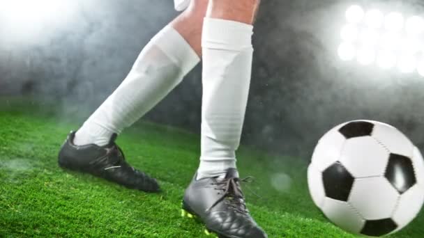 Super Zeitlupe Des Fußballers Der Gegen Den Ball Tritt Gefilmt — Stockvideo