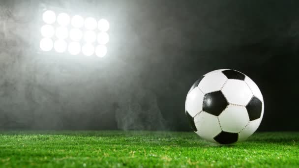 Super Zeitlupenfußballer Dribbelt Einen Ball Auf Dem Rasen Gefilmt Mit — Stockvideo