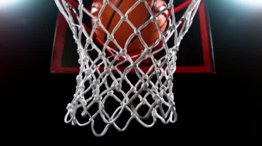 Basketbol topunun sepete vuruşunun süper yavaş çekimi. Yüksek hızlı sinema kamerası, 1000fps.