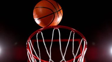 Basketbol topunun sepete vuruşunun süper yavaş çekimi. Yüksek hızlı sinema kamerasıyla çekildi, 1000fps. Kamera hareket halinde.