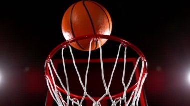 Basketbol topunun sepete vuruşunun süper yavaş çekimi. Yüksek hızlı sinema kamerasıyla çekildi, 1000fps. Kamera hareket halinde.