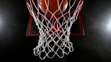 Basketbol topunun sepete vuruşunun süper yavaş çekimi. Yüksek hızlı sinema kamerası, 1000fps.