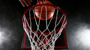 Basketbolcunun potaya vuruşunun süper yavaş çekimi. Yüksek hızlı sinema kamerası Fantom, 1000fps.