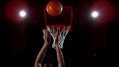 Basketbolcunun potaya vuruşunun süper yavaş çekimi. Yüksek hızlı sinema kamerası Fantom, 1000fps.