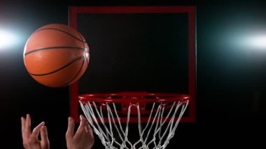 Basketbol topunun sepete vuruşunun süper yavaş çekimi. Yüksek hızlı sinema kamerasıyla çekildi, 1000fps. Hız rampası etkisi.