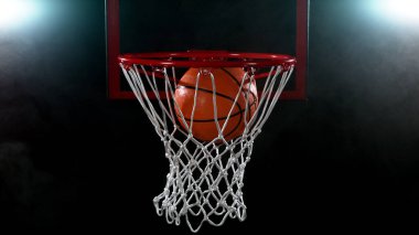 Basketbol siyah sırt çantasıyla sepetten geçiyor. Detaylı atış..