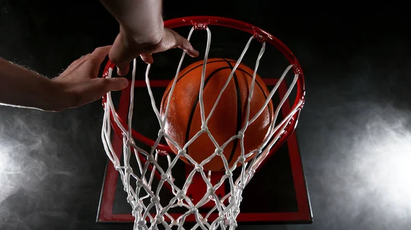 Basketbal Projíždí Košem Černém Backgorundu Detailní Záběr Muž Ruce Silueta — Stock fotografie