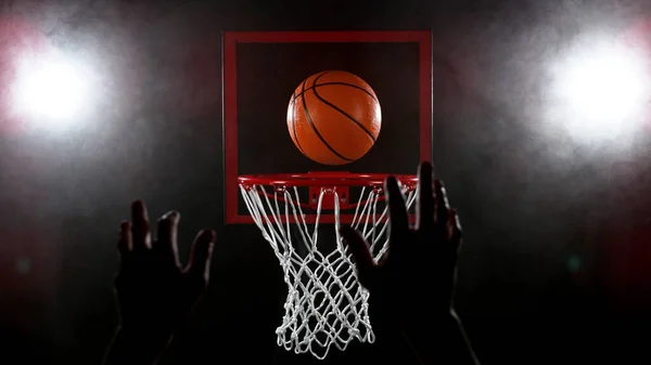 Basquetebol Passar Pela Cesta Backgorund Preto Tiro Detalhe Homem Mãos — Fotografia de Stock