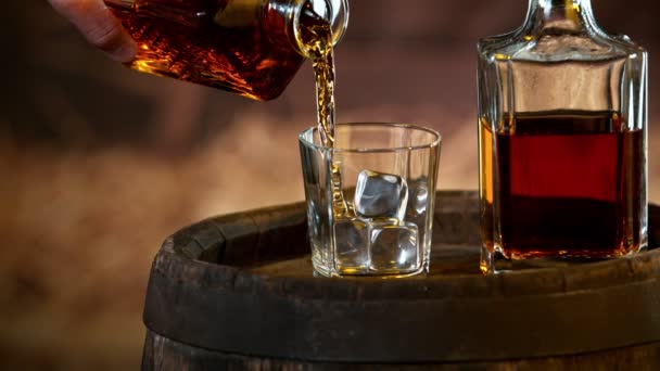 Dettaglio Uomo Che Versa Whisky Nel Bicchiere Super Slow Motion — Video Stock