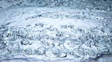 Daireler çizerek su sıçratmanın süper yavaş çekimi. Yüksek hızlı sinema kamerası, 1000 fps..