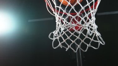 Basketbol topunun sepete vuruşunun süper yavaş çekimi. Yüksek hızlı sinema kamerasıyla çekildi, 1000fps. Kamera hareket halinde.