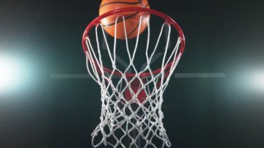 Basketbol topunun sepete vuruşunun süper yavaş çekimi. Yüksek hızlı sinema kamerasıyla çekildi, 1000fps. Kamera hareket halinde.