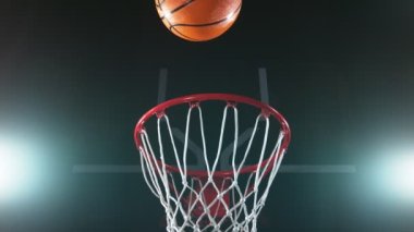 Basketbol topunun sepete vuruşunun süper yavaş çekimi. Yüksek hızlı sinema kamerasıyla çekildi, 1000fps. Hız rampası etkisi.