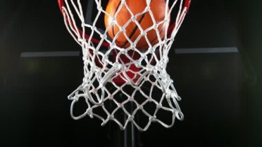 Basketbol topunun sepete vuruşunun süper yavaş çekimi. Yüksek hızlı sinema kamerasıyla çekildi, 1000fps. Hız rampası etkisi.