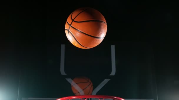 バスケットを打つバスケットボールボールの超スローモーション 高速シネマカメラ 1000Fpsで撮影 移動中のカメラ — ストック動画