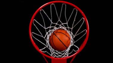 Basketbol topunun sepete vuruşunun süper yavaş çekimi. Görüş açısı yüksek. Yüksek hızlı sinema kamerasıyla çekildi, 1000fps. Hız rampası etkisi.