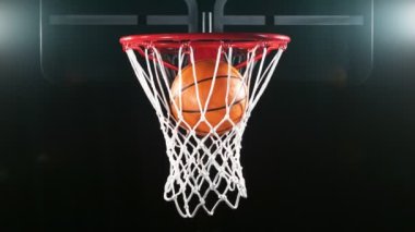 Basketbol topunun sepete vuruşunun süper yavaş çekimi. Yüksek hızlı sinema kamerası, 1000fps.