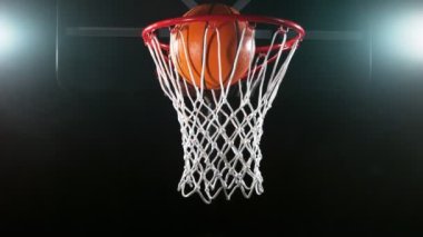 Basketbol topunun sepete vuruşunun süper yavaş çekimi. Yüksek hızlı sinema kamerası, 1000fps.