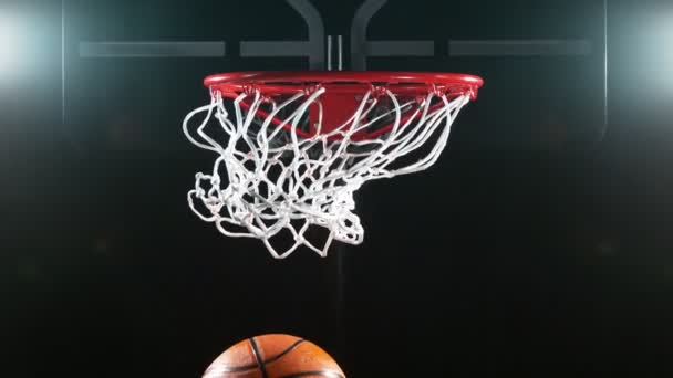 バスケットを打つバスケットボールボールの超スローモーション 高速シネマカメラ 1000Fpsで撮影 速度ランプ効果 — ストック動画