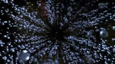 Duştan damlayan su damlalarının süper yavaş akışı. Özel geniş açılı makro lens, nihai perspektif. Yüksek hızlı sinema kamerası, 1000 fps..