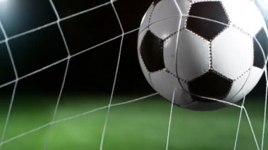 Süper yavaş çekimde futbol topu kaleye doğru uçuyor. Yüksek hızlı sinema kamerasıyla çekildi, 1000fps. Hız rampası etkisi.