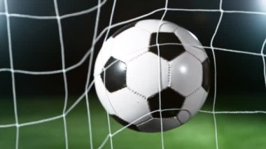Süper yavaş çekimde futbol topu kaleye doğru uçuyor. Yüksek hızlı sinema kamerası, 1000fps.