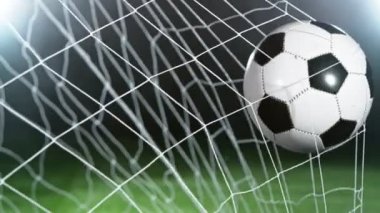 Süper yavaş çekimde futbol topu kaleye doğru uçuyor. Yüksek hızlı sinema kamerasıyla çekildi, 1000fps. Hız rampası etkisi.