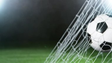 Süper yavaş çekimde futbol topu kaleye doğru uçuyor. Yüksek hızlı sinema kamerası, 1000fps.