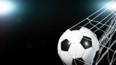 Süper yavaş çekimde futbol topu kaleye doğru uçuyor. Yüksek hızlı sinema kamerası, 1000fps.