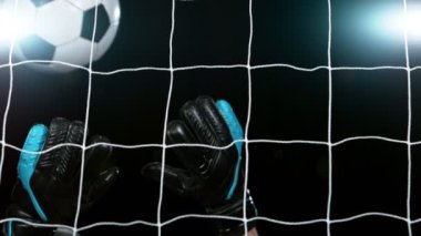Topu kaçıran kalecinin süper yavaş çekimi. Yüksek hızlı sinema kamerası, 1000fps.