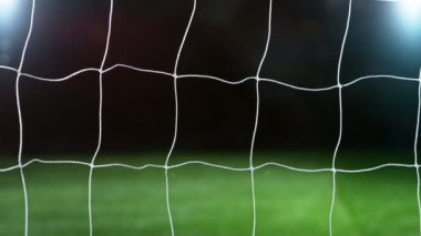 Futbol kalesi hareketinin süper yavaş çekimi. Yüksek hızlı sinema kamerası, 1000fps.