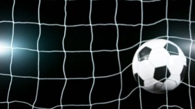 Süper yavaş çekimde futbol topu kaleye doğru uçuyor. Yüksek hızlı sinema kamerası, 1000fps.
