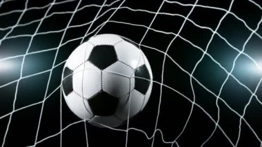 Süper yavaş çekimde futbol topu kaleye doğru uçuyor. Yüksek hızlı sinema kamerasıyla çekildi, 1000fps. Hız rampası etkisi.
