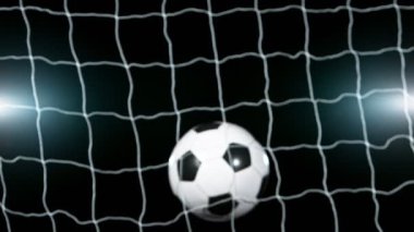 Süper yavaş çekimde futbol topu kaleye doğru uçuyor. Yüksek hızlı sinema kamerası, 1000fps.