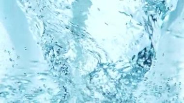 Hortum şeklinde dönen suyun süper yavaş çekimi. Yüksek hızlı sinema kamerası, 1000 fps..