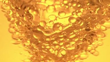Su sıçratma yağının süper yavaş akışı. Makro soyut çekim. Yüksek hızlı sinema kamerası, 1000fps.
