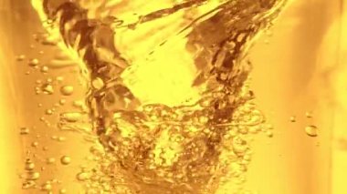 Su sıçratma yağının süper yavaş akışı. Makro soyut çekim. Yüksek hızlı sinema kamerası, 1000fps.