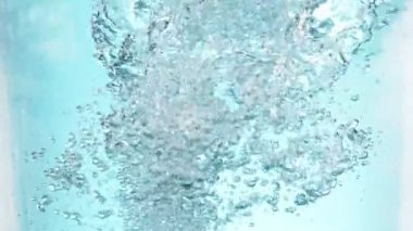 Hortum şeklinde dönen suyun süper yavaş çekimi. Yüksek hızlı sinema kamerası, 1000 fps..