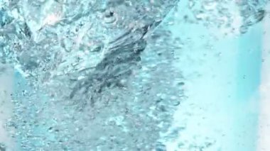 Hortum şeklinde dönen suyun süper yavaş çekimi. Yüksek hızlı sinema kamerası, 1000 fps..