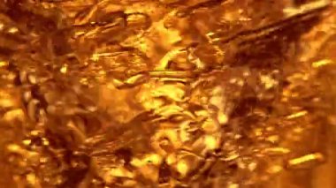 Su sıçratma yağının süper yavaş akışı. Makro soyut çekim. Yüksek hızlı sinema kamerası, 1000fps.