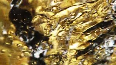 Su sıçratma yağının süper yavaş akışı. Makro soyut çekim. Yüksek hızlı sinema kamerası, 1000fps.