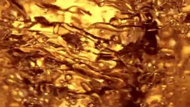 Su sıçratma yağının süper yavaş akışı. Makro soyut çekim. Yüksek hızlı sinema kamerası, 1000fps.