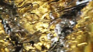 Su sıçratma yağının süper yavaş akışı. Makro soyut çekim. Yüksek hızlı sinema kamerası, 1000fps.