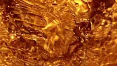 Su sıçratma yağının süper yavaş akışı. Makro soyut çekim. Yüksek hızlı sinema kamerası, 1000fps.