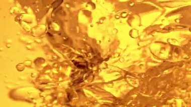 Su sıçratma yağının süper yavaş akışı. Makro soyut çekim. Yüksek hızlı sinema kamerası, 1000fps.
