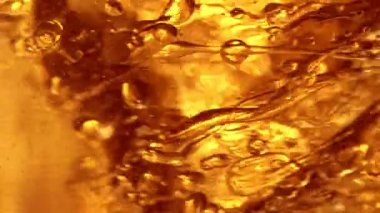 Su sıçratma yağının süper yavaş akışı. Makro soyut çekim. Yüksek hızlı sinema kamerası, 1000fps.