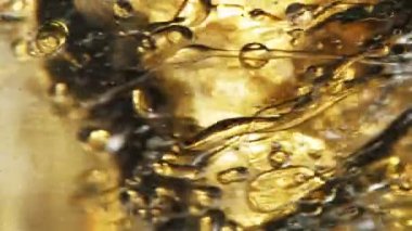 Su sıçratma yağının süper yavaş akışı. Makro soyut çekim. Yüksek hızlı sinema kamerası, 1000fps.